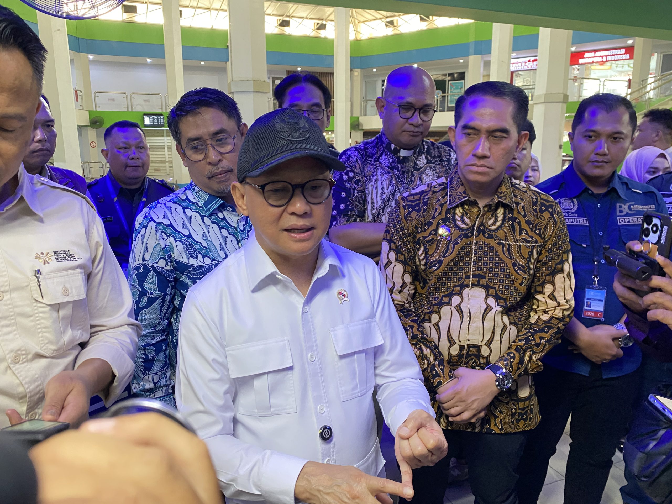 Menteri Pelindungan Pekerja Migran Indonesia (P2MI), Mukhtarudin di Pelabuhan Internasional Ferry Batam Centre.