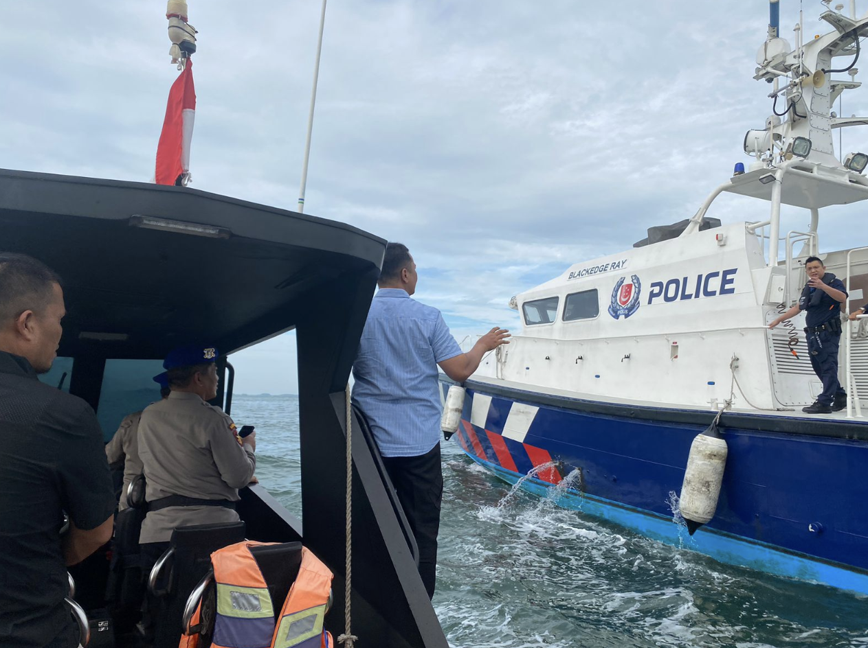 Kapal Batam Indah 9 Tenggelam di Selat Singapura, Delapan ABK Selamat.