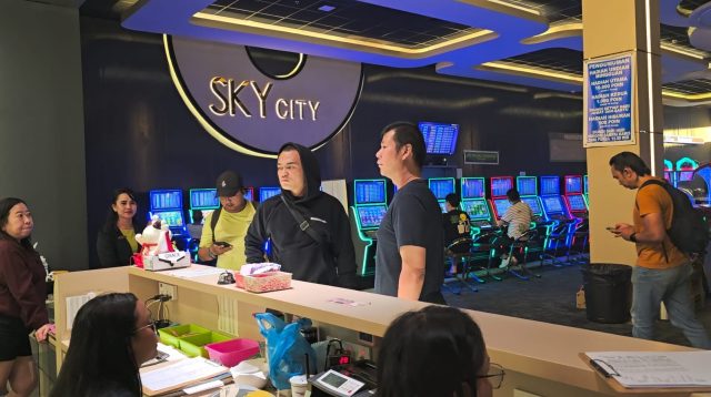 Personel Polsek Lubuk Baja melakukan pemeriksaan di lokasi gelanggang permainan Sky City, Gedung SNL Tanjung Uma, Batam.
