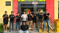 Tersangka EF (duduk) diamankan polisi terkait kasus pencurian dengan pemberatan di Perumahan Putra Kelana Jaya (PKJ), Bengkong, Batam.