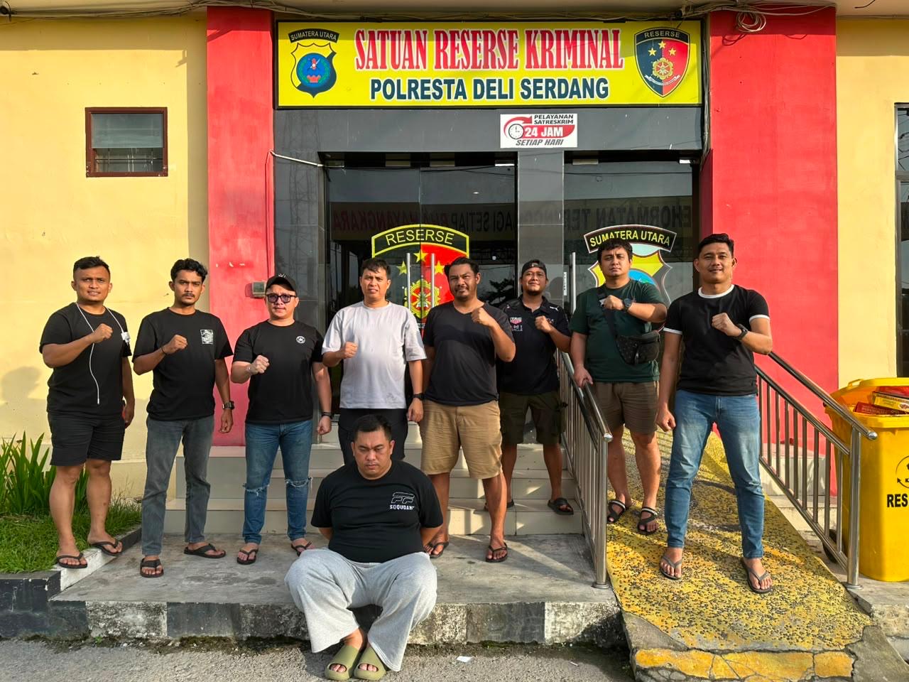 Tersangka EF (duduk) diamankan polisi terkait kasus pencurian dengan pemberatan di Perumahan Putra Kelana Jaya (PKJ), Bengkong, Batam.
